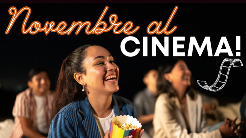 Gruppo di amici sorride mentre guarda un film e mangia pop corn, scritta 'Novembre al Cinema!'